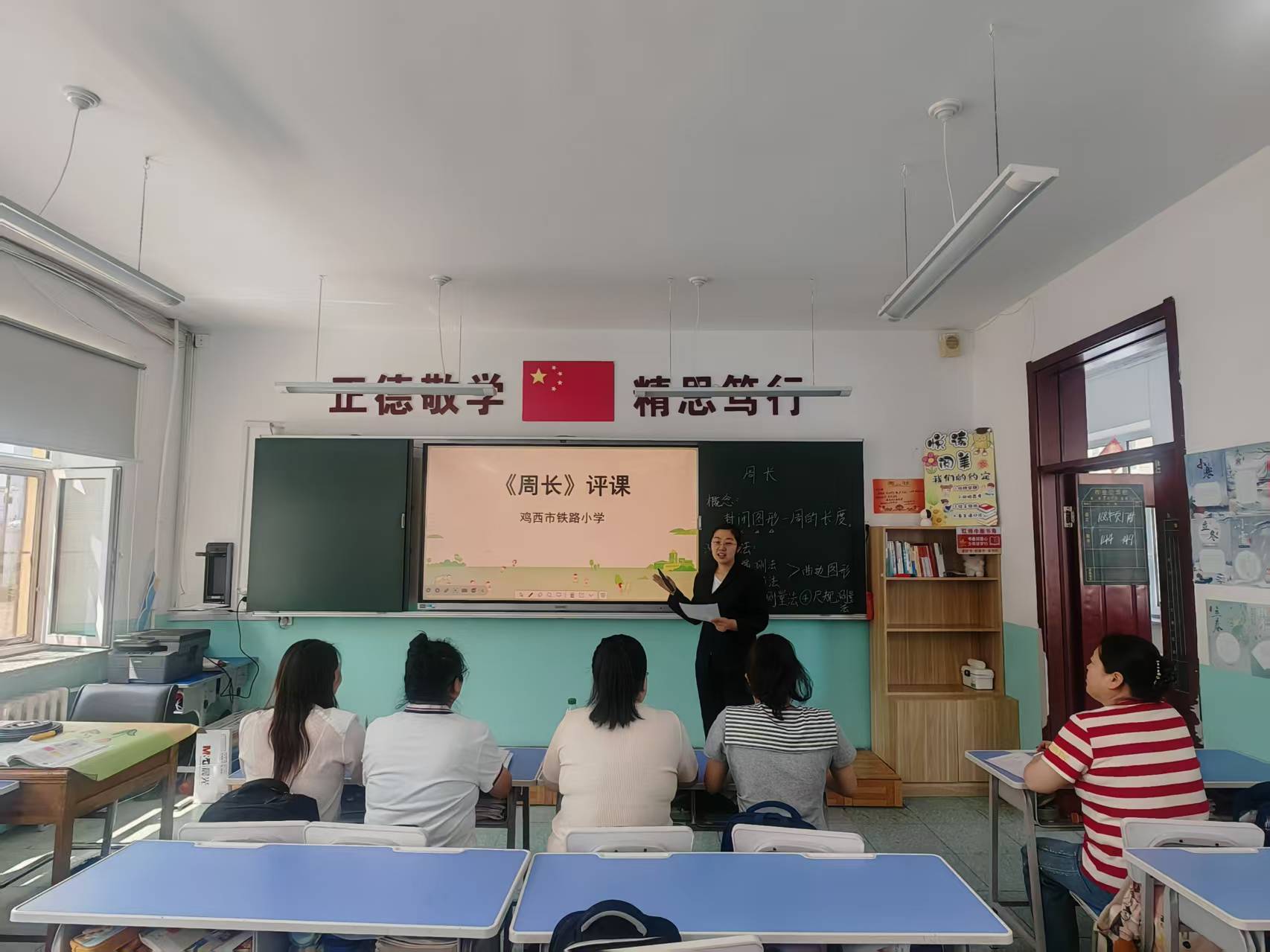 图5数学教研组进行评课.jpg 图5数学教研组进行评课.jpg