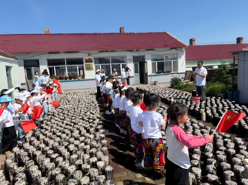 图片1:基地讲解员为孩子们科普木耳知识.jpg 图片1:基地讲解员为孩子们科普木耳知识.jpg