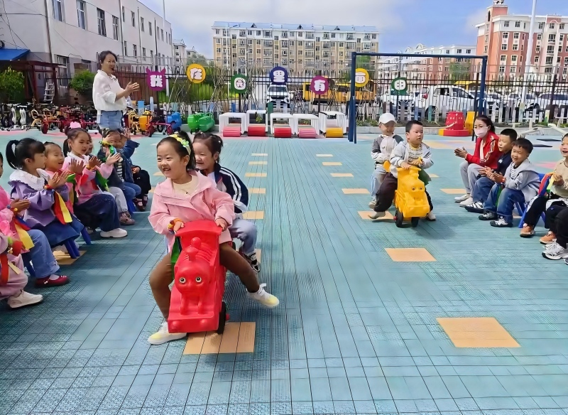 图片2:“旱地赛龙舟”游戏.jpg 图片2:“旱地赛龙舟”游戏.jpg