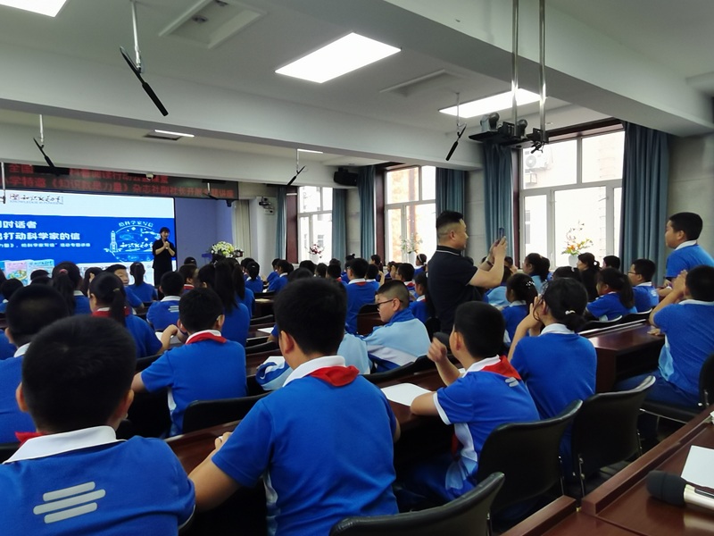 2.东风小学学生积极参与互动交流.jpg 2.东风小学学生积极参与互动交流.jpg