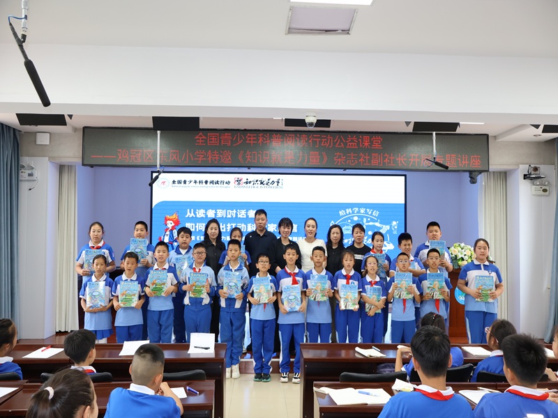 3.最佳交流学生与中国邮政鸡西分公司以及杂志社的来宾合影留念.jpg 3.最佳交流学生与中国邮政鸡西分公司以及杂志社的来宾合影留念.jpg