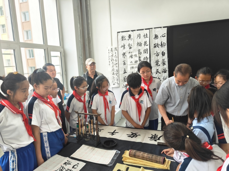 图五：一老一小双向赋能教授传统技艺.jpg