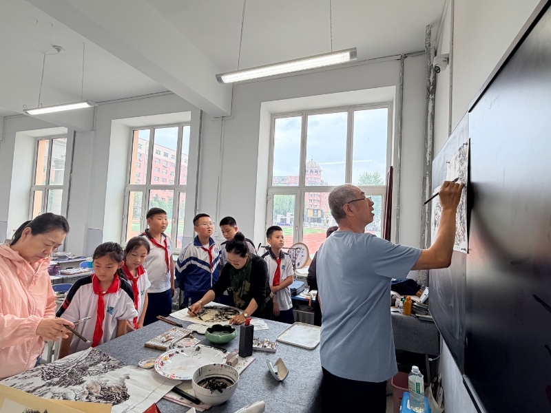 图六：鸡西开放大学老师教导传统技艺.jpg