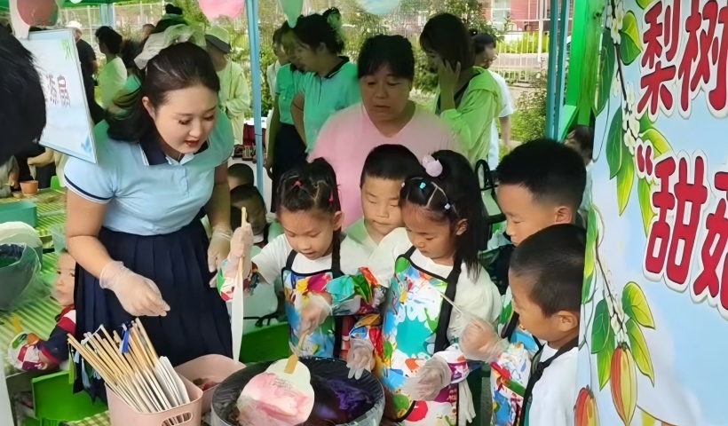 图一 幼儿制作非遗漆扇(1).jpg 图一 幼儿制作非遗漆扇(1).jpg
