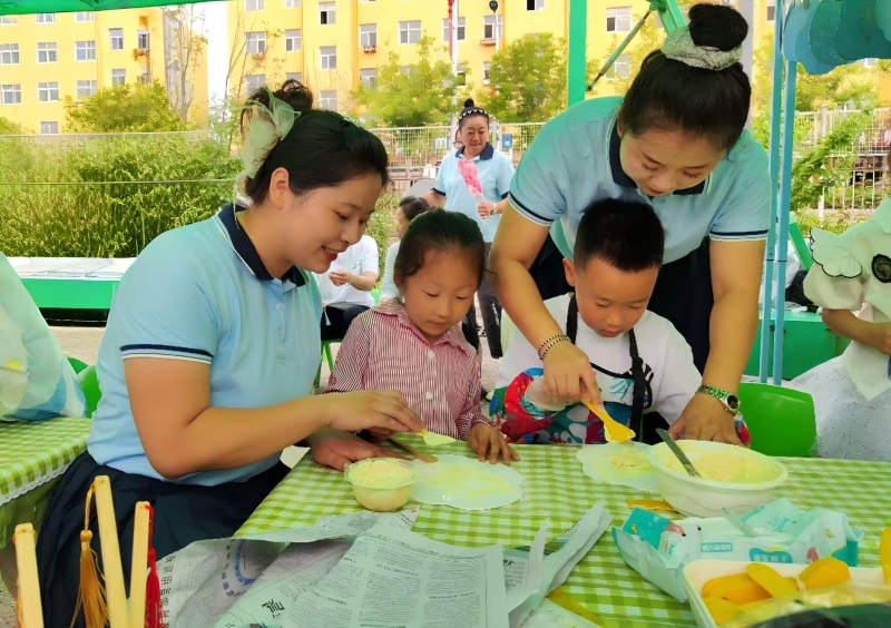 图二 幼儿在老师指导下体验型糊染(1).jpg 图二 幼儿在老师指导下体验型糊染(1).jpg