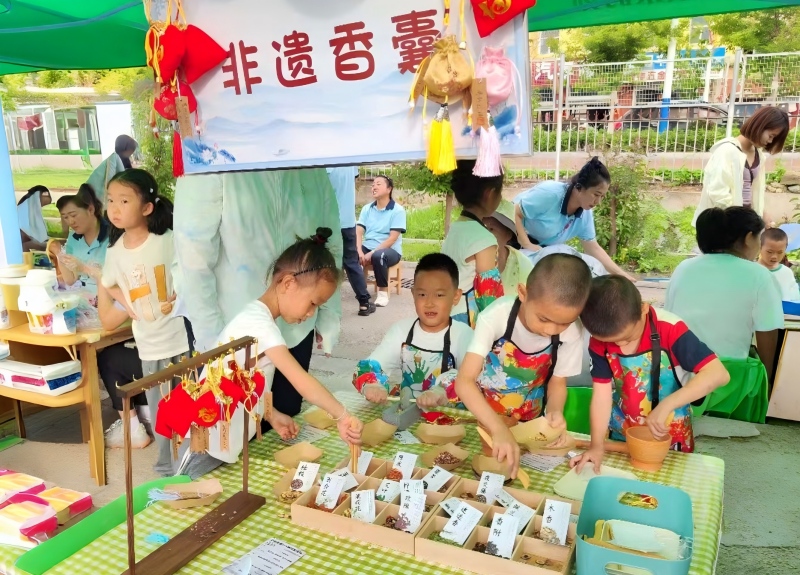 图三 巧手制作非遗香囊(1).jpg 图三 巧手制作非遗香囊(1).jpg