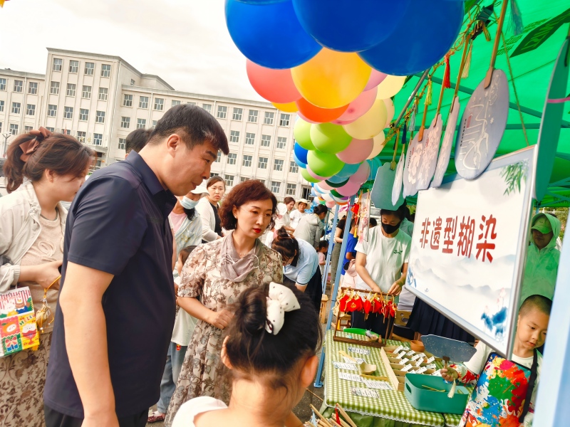 图四 非遗制作吸引来往市民驻足观看(1).jpg 图四 非遗制作吸引来往市民驻足观看(1).jpg