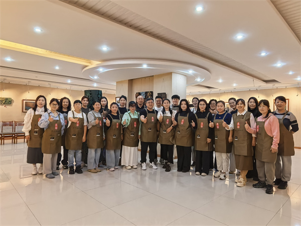 图五、学院书刻工坊全体教师.jpg 图五、学院书刻工坊全体教师.jpg