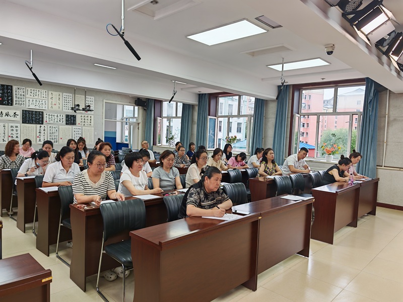 3.全体教师认真记录.jpg