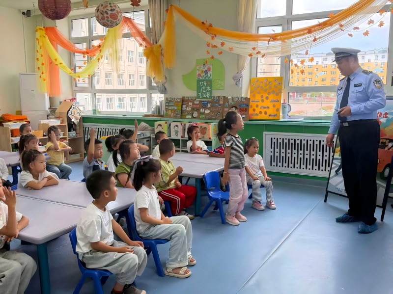 图片2幼儿与交警积极互动.jpg
