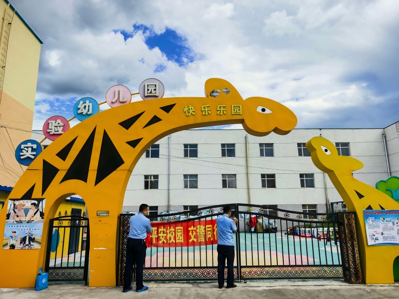 图片4在园内张贴宣传标语.jpg