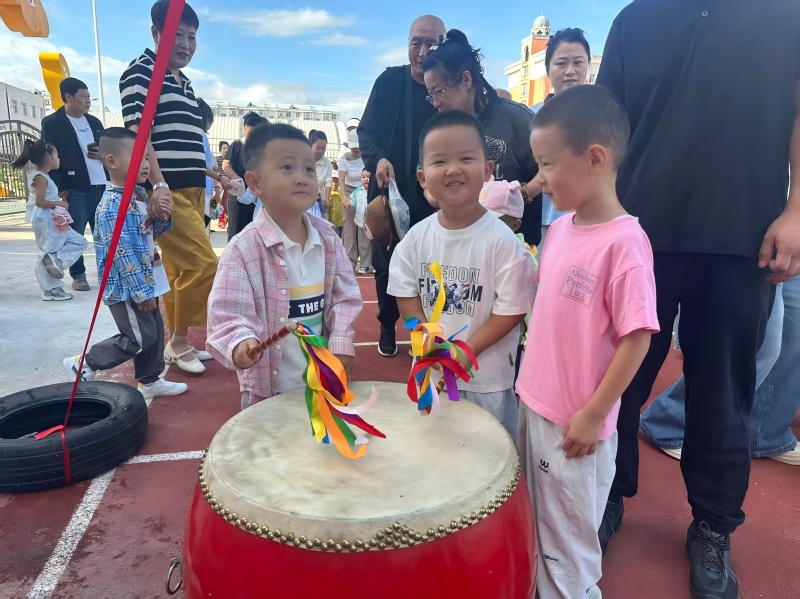 图片2：萌娃击鼓，敲响新学期“一鸣惊人”美好祝福.jpg