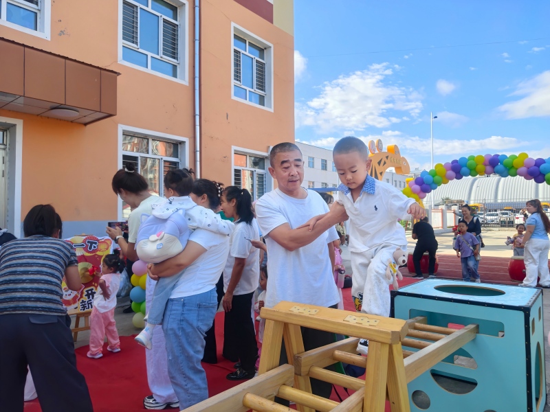 图片4：幼儿勇攀安吉梯，挑战自我展笑颜.jpg