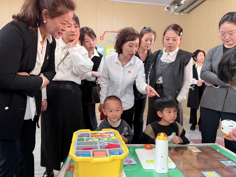 图片4：“萌创”编程社团中幼儿日常特色课程.jpg