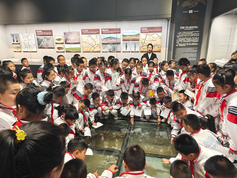 2 参观展厅.jpg 2 参观展厅.jpg