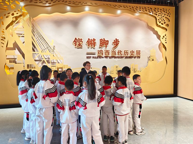 3 博物馆内听讲解.jpg 3 博物馆内听讲解.jpg