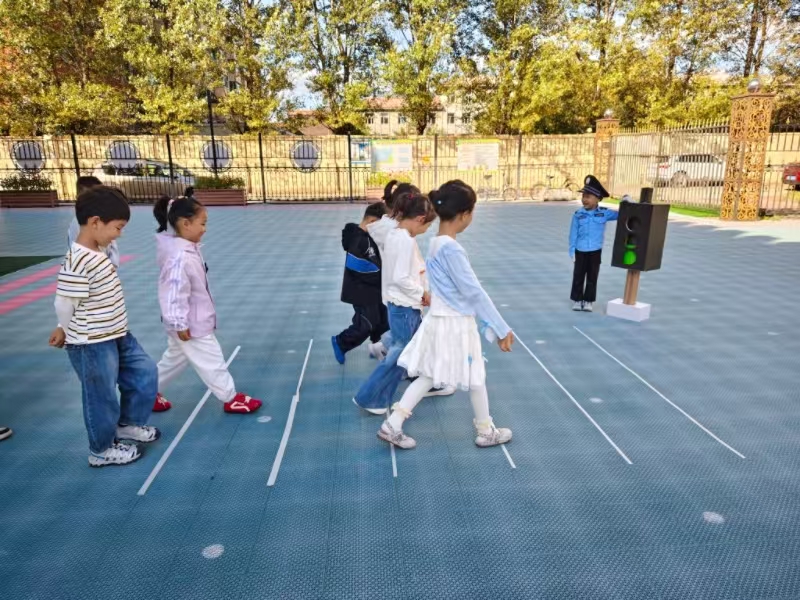 行人出行，自觉走斑马线.jpg