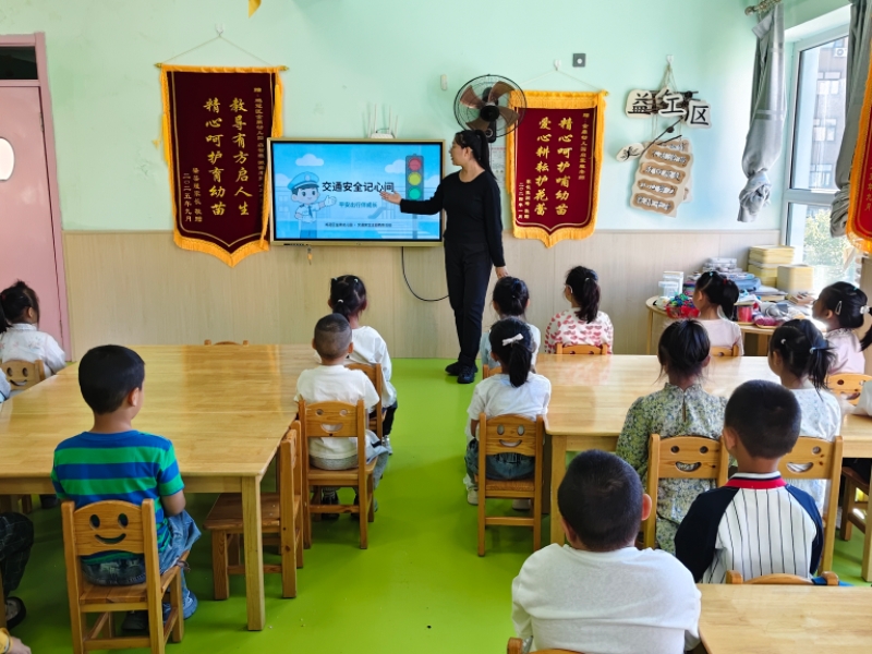 教师开展安全班会.jpg