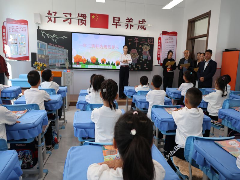1 领导深入班级实景考评.JPG