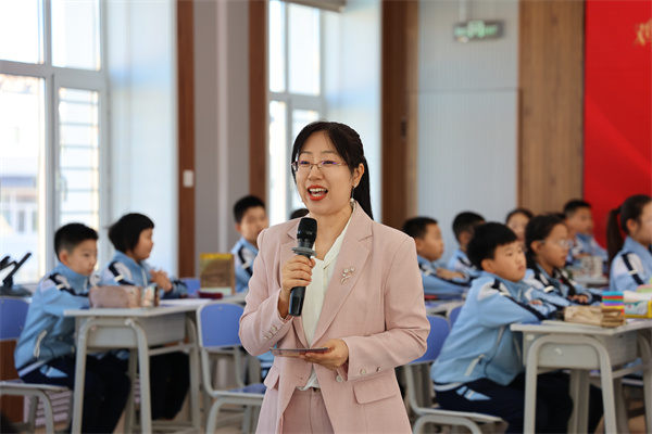 图片2  园丁小学张佳磊老师主持会议.jpg