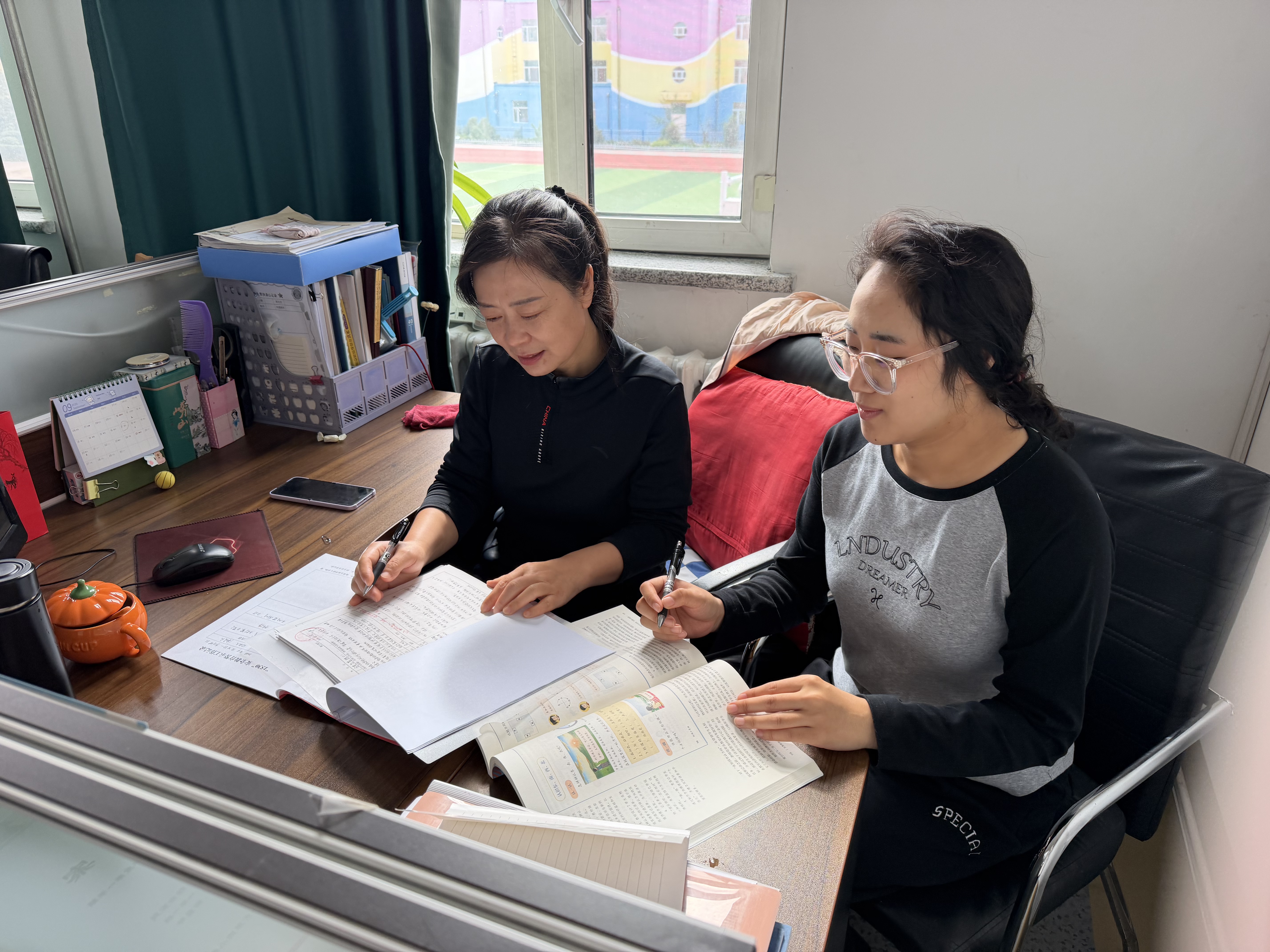 图片2：骨干教师帮扶曹颖老师进行教学设计打磨.jpg