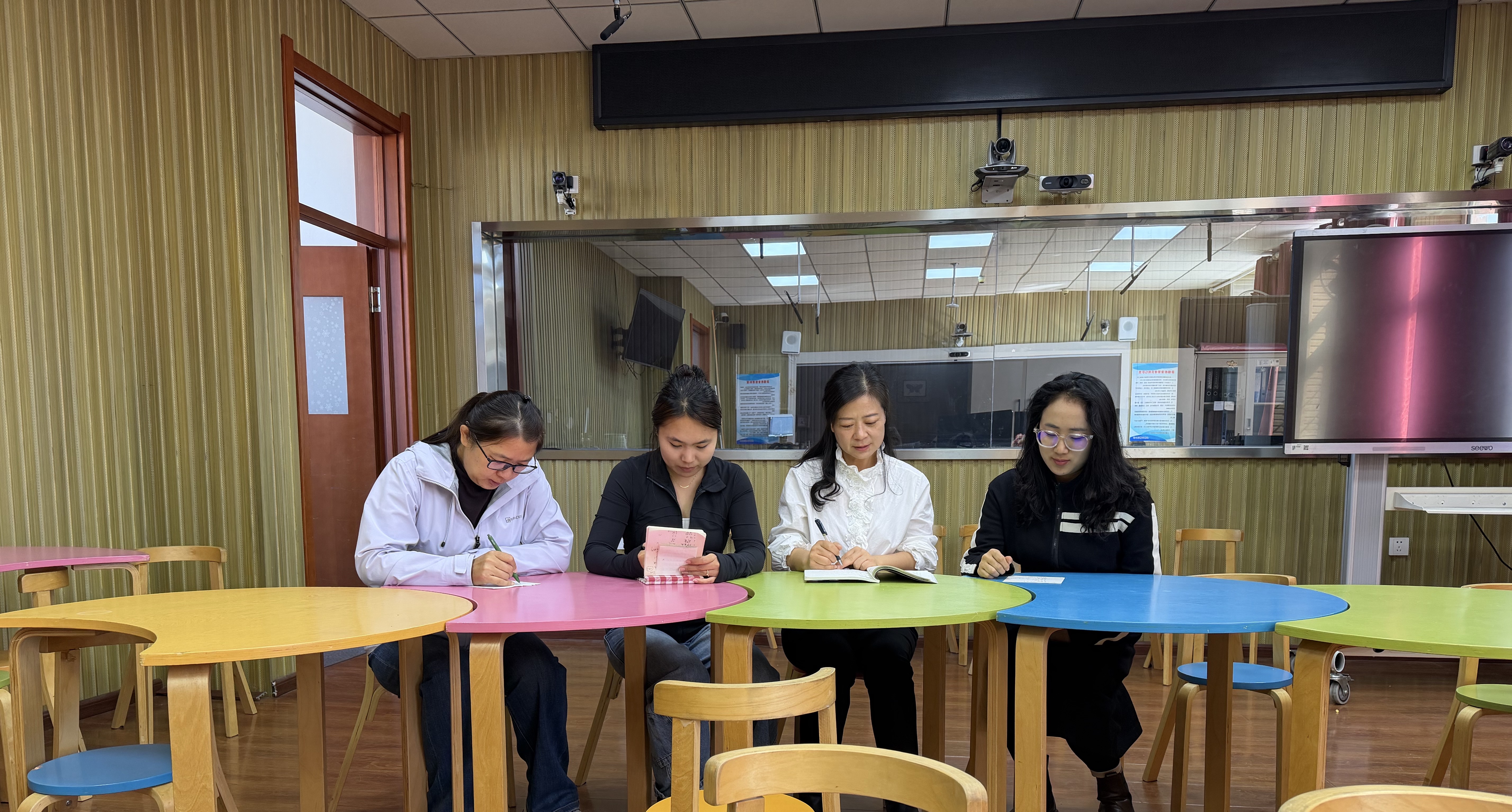 图片3：教研组全体教师围绕曹颖老师的教学设计进行集体备课.jpg