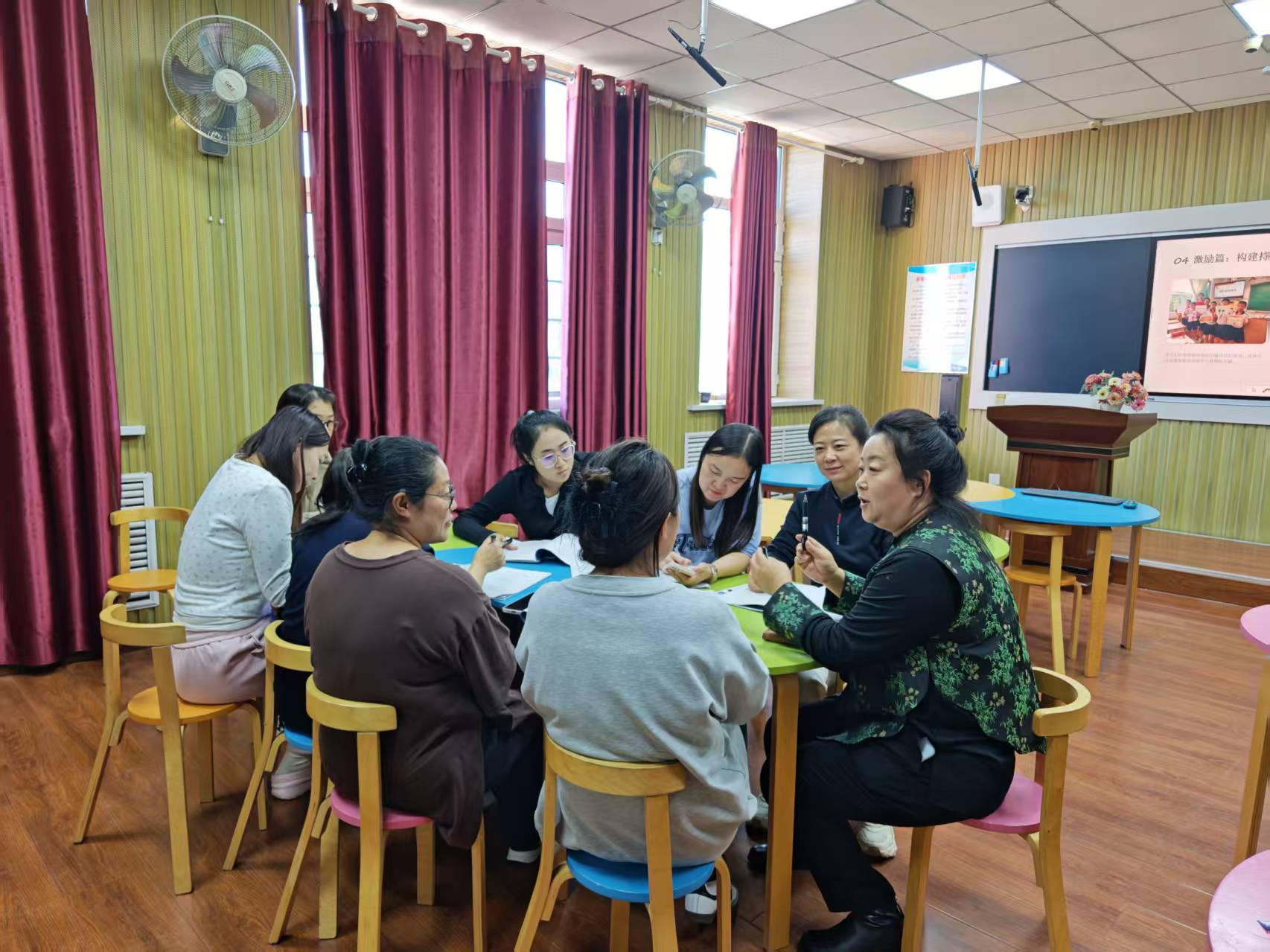 图片5：教研组全体教师结合曹颖老师的公开课进行评课.jpg