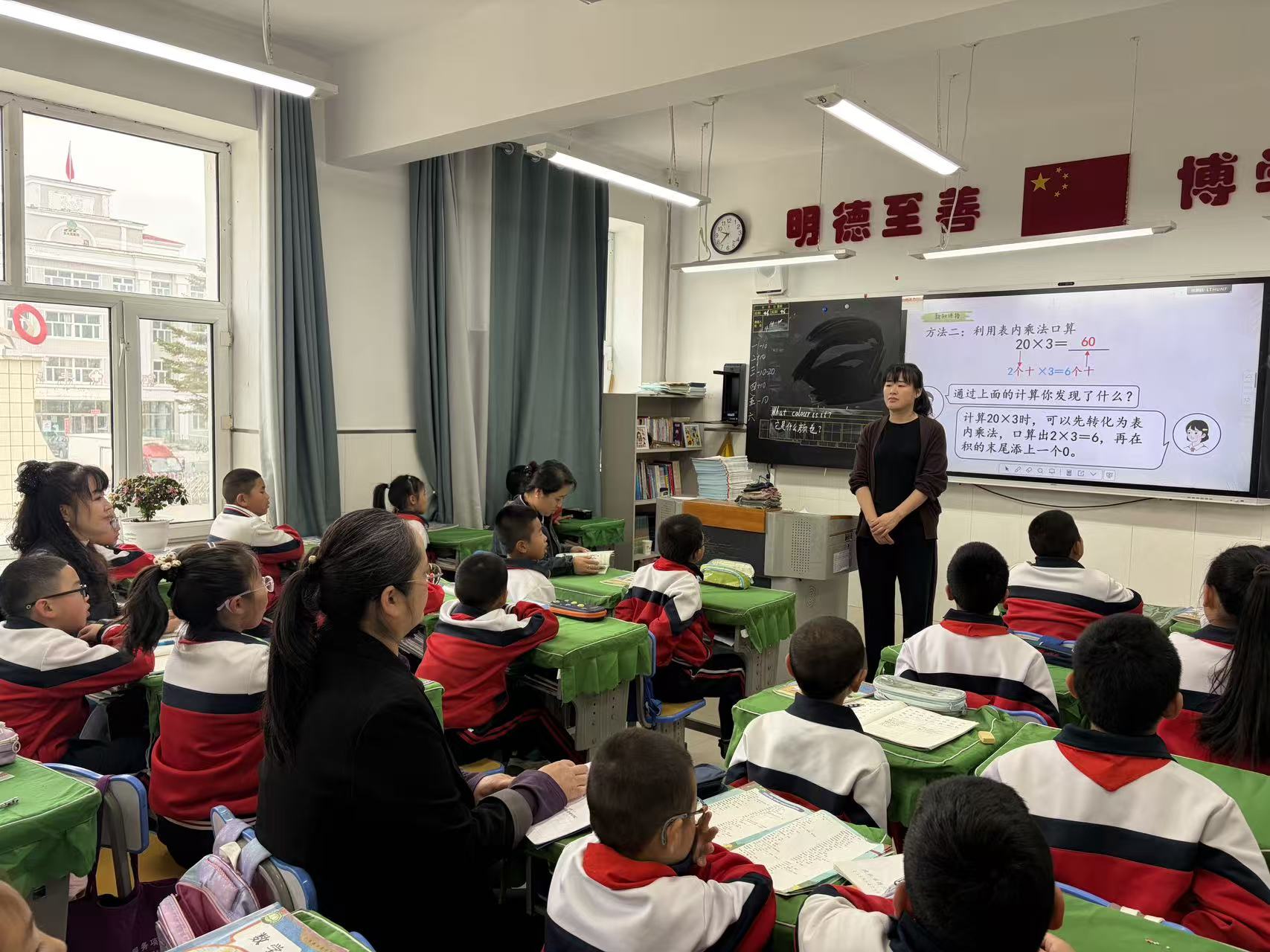 图片5：授课教师执教三年级公开课.jpg