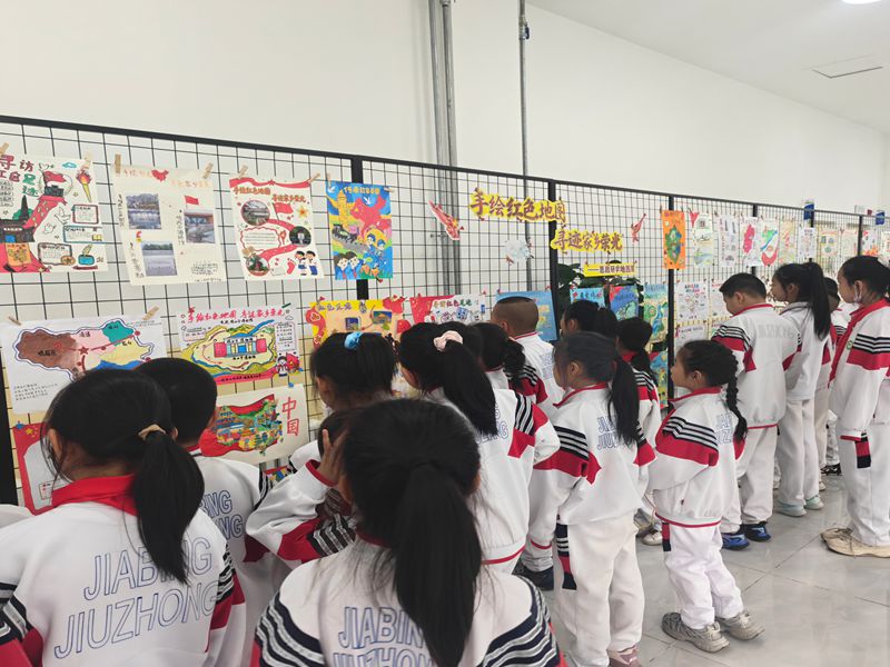 2.学生参观画展.jpg