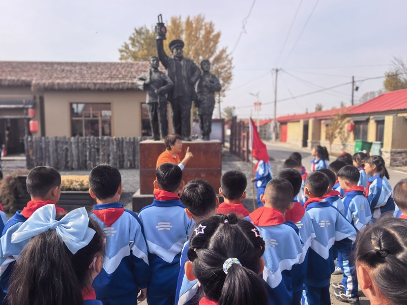 1.106名二年级同学光荣加入少先队.jpg