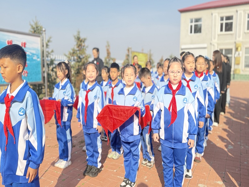 2.队员们走进红灯记主题街区寻访红色足迹.jpg