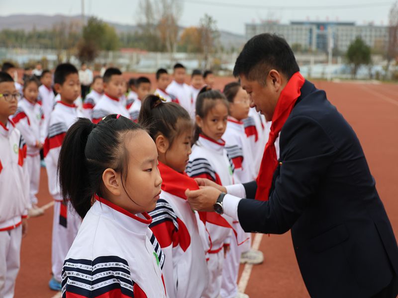 3.少工委主任为新队员佩戴红领巾.JPG