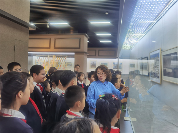 图片五、学生观展现场.jpg 图片五、学生观展现场.jpg