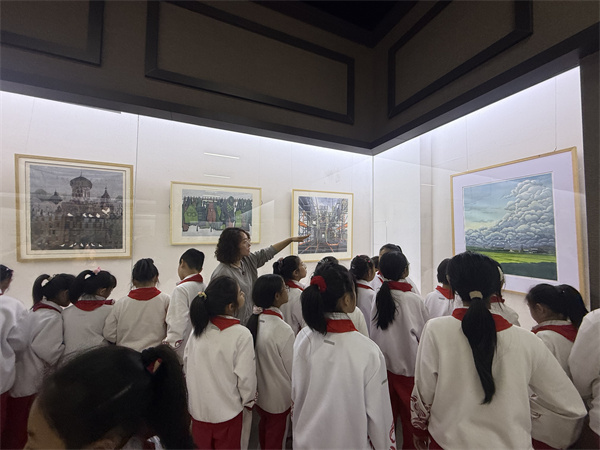 图片六、学生观展现场.jpg 图片六、学生观展现场.jpg