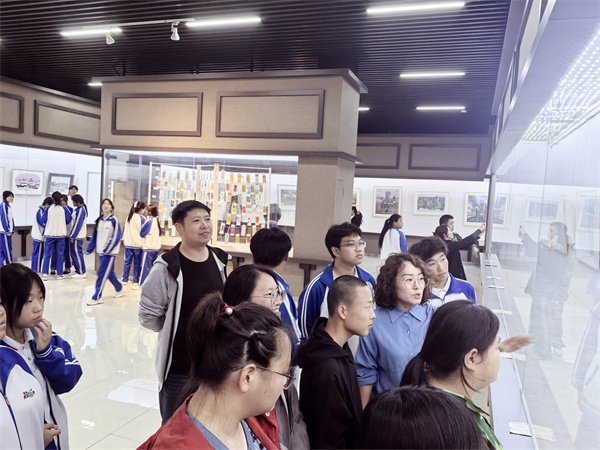 图片七、学生观展现场.jpg 图片七、学生观展现场.jpg