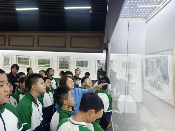 图片八 学生观展现场.jpg 图片八 学生观展现场.jpg