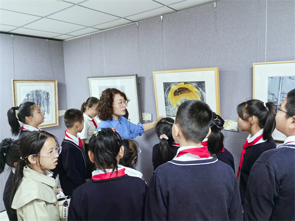 图片九 学生观展现场.jpg 图片九 学生观展现场.jpg