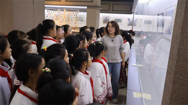图片十 学生观展现场.jpg 图片十 学生观展现场.jpg