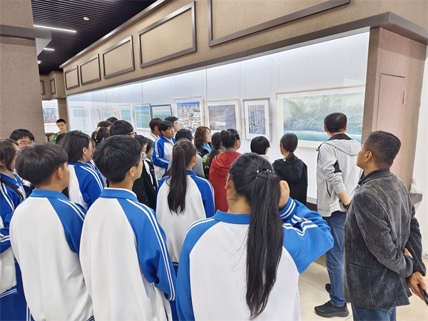 图片十一 学生观展现场.jpg 图片十一 学生观展现场.jpg