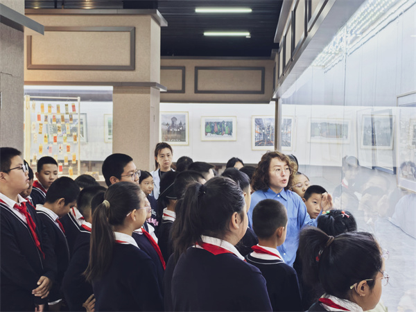 图片十二 学生观展现场.jpg 图片十二 学生观展现场.jpg